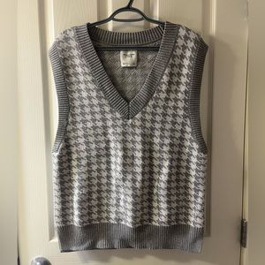 Abercrombie Grey and White Houndstooth Sweater Vest